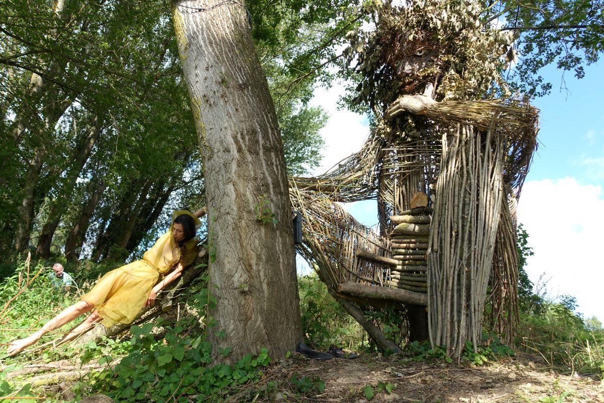 pauvre représentant un homme géant fait à partir d'un arbre vivant