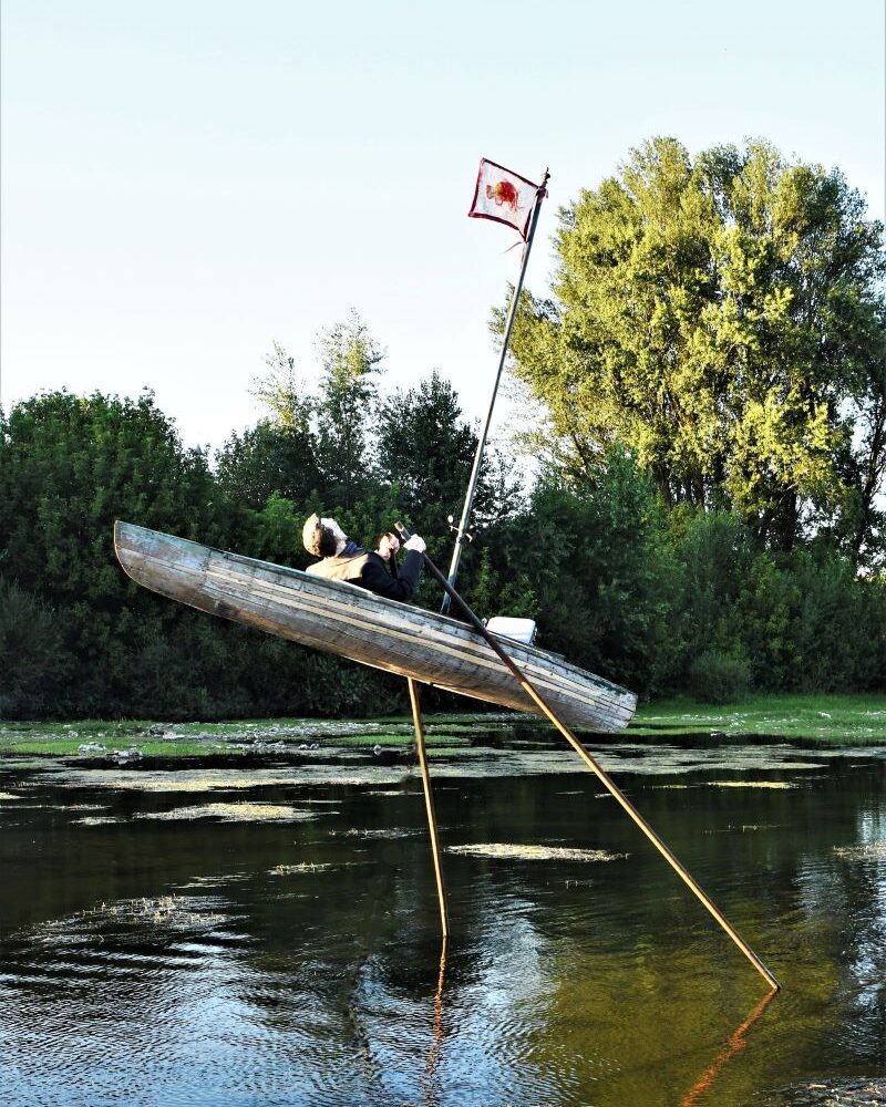 oeuvre géante d'un bateau pirogue avec des rames