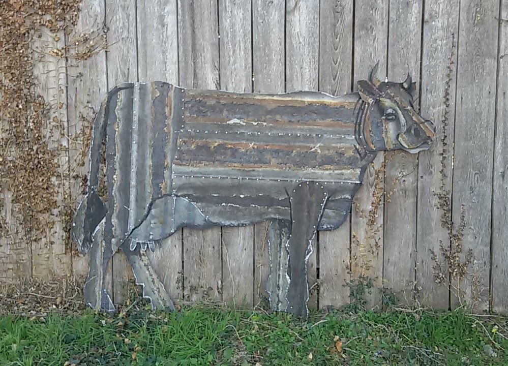 oeuvre en métal représentant une vache