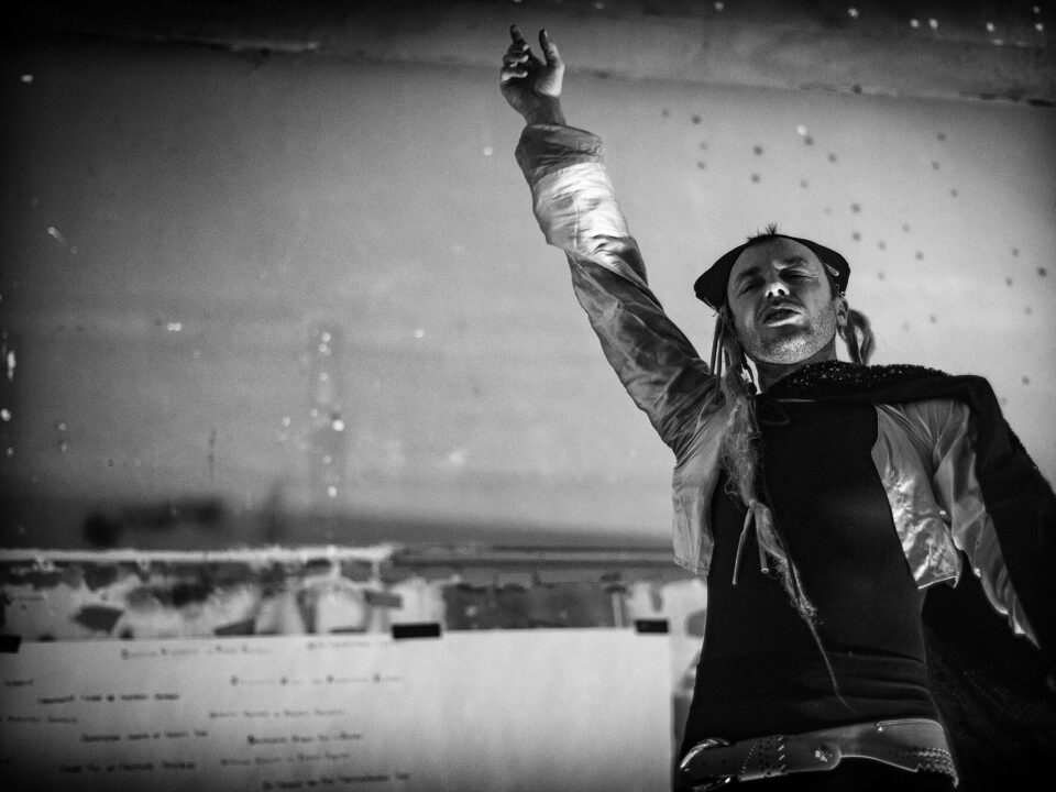 photo du comédien pour le spectacle dans la brume sauvage de la foret