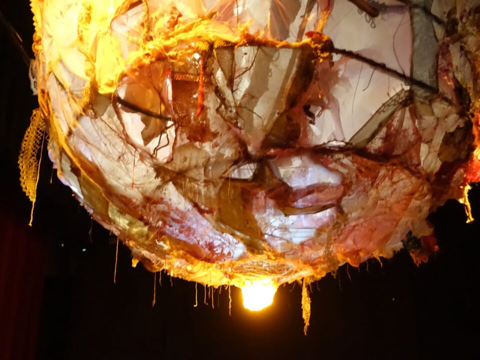 le sein des cieux , instllation art textile de Seza Querrien