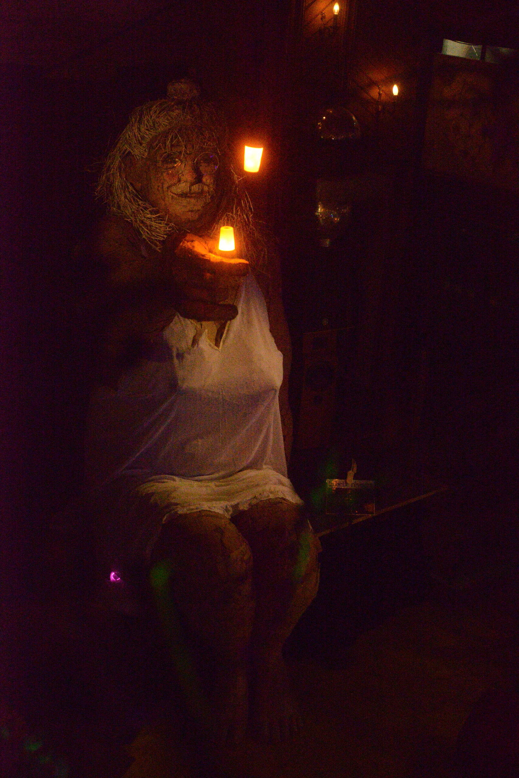LA BELLE RËVUSE-SCULPTURE DE CARTON